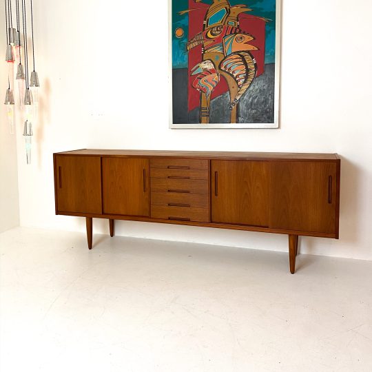 Sideboard i teak Troeds Gigant