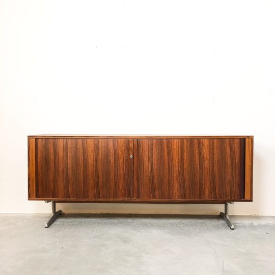 Sideboard med jalusier