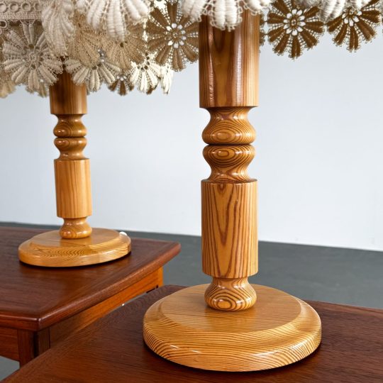 70-tals furu bordslampor