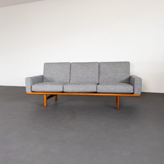 Hans J Wegner