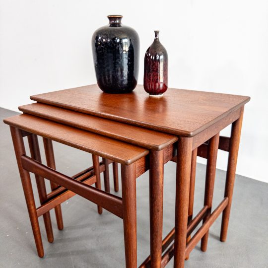 Satsbord i teak av Hans J. Wegner för Andreas Tuck, Danmark, 1950/60-tal