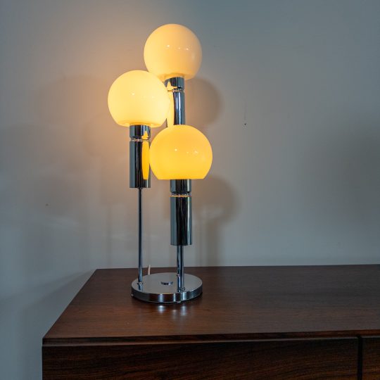 Bordslampa i krom och vitt opalglas