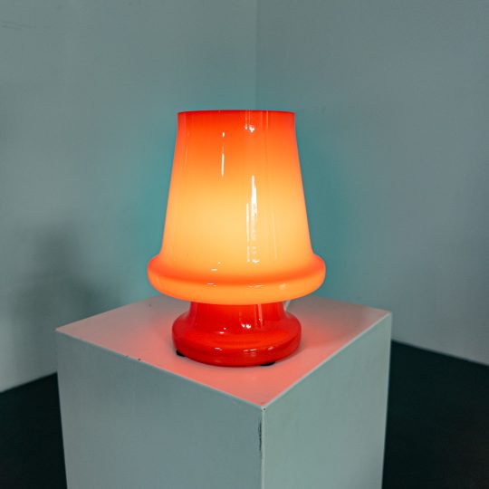 Nätt bordslampa i orange glas