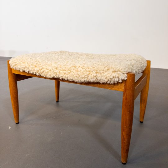 Pall i ek med fårskinn