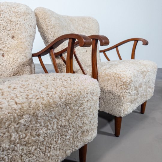 Swedish Modern fåtöljer i fårskinn, 1940-tal
