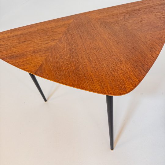 Bröderna Miller, Bankeryd Trekantigt soffbord / sidobord · 1950-tal