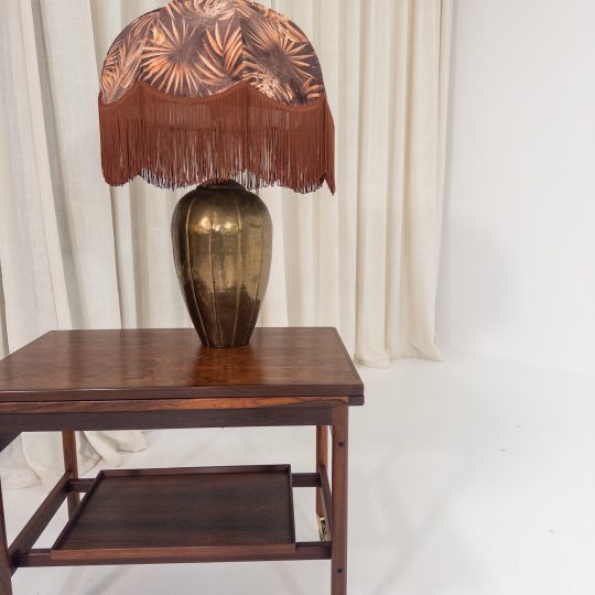 Bordslampa i hamrad mässing