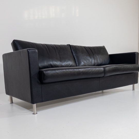 Dux “Johan” – svart skinnsoffa i nästintill nyskick