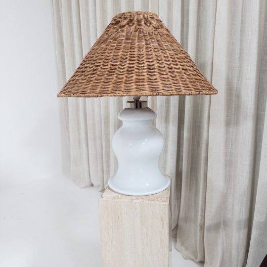 Bordslampa i vitt glas – Holmegaard, Danmark