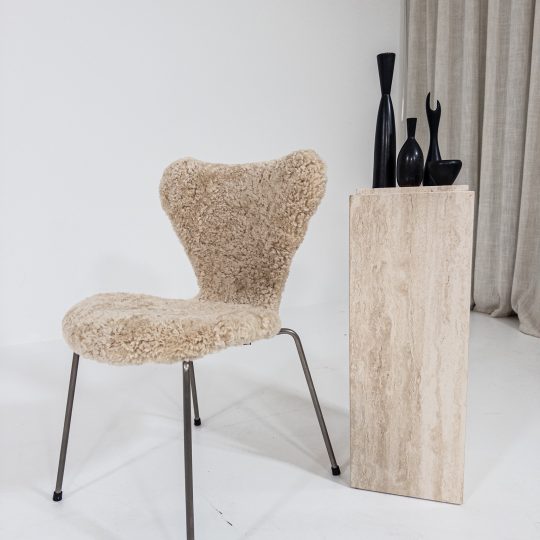 Sjuan Arne Jacobsen i fårskinn