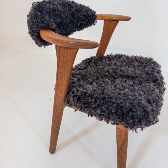 Karmstol i teak & fårskinn – Erik Kirkegaard, Danmark 1960-tal