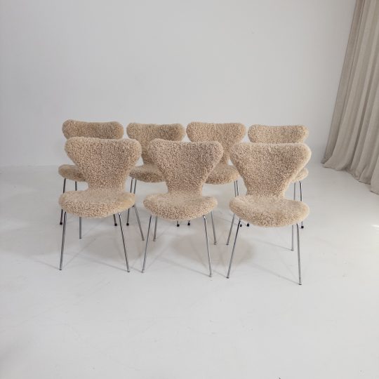 Sjuan Arne Jacobsen i fårskinn