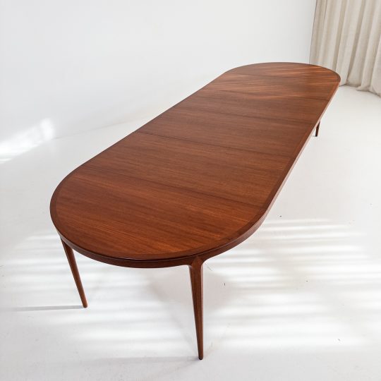 RESERVERAT Matbord i teak med 4 st iläggsskivor