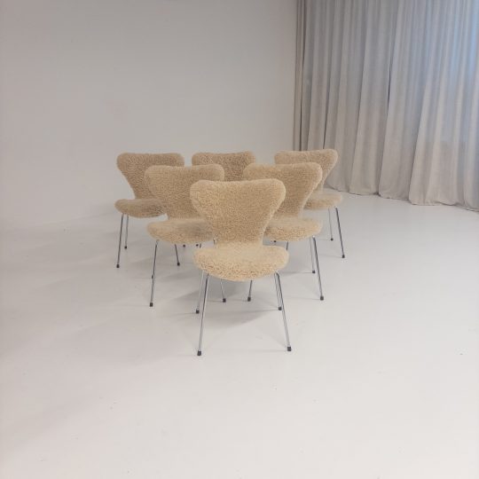 Sjuan Arne Jacobsen i fårskinn
