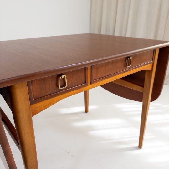 50-tals skrivbord i teak med klaffar