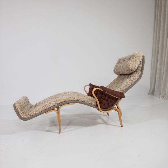 Bruno Mathsson “Pernilla 3” – ikonisk liggfåtölj i fårskinn