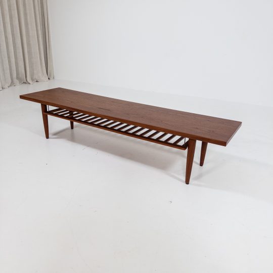 Långt soffbord i teak
