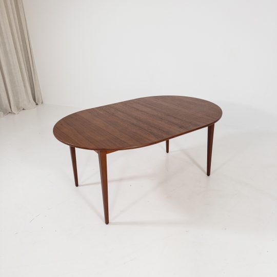 Nätt matbord i teak