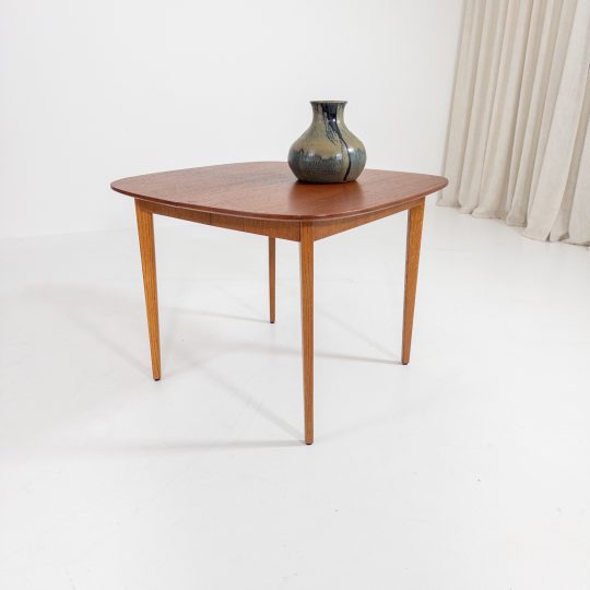 Nätt matbord i teak m iläggsskivor