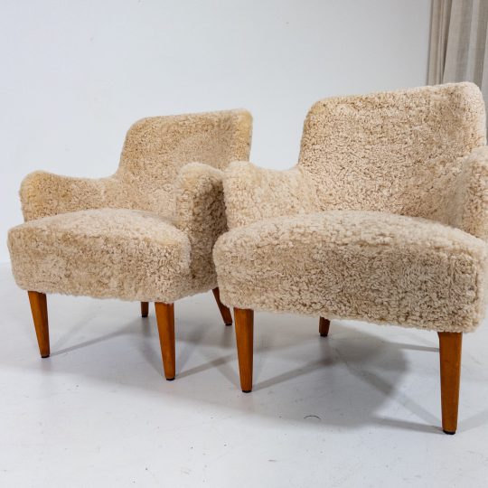 Swedish Modern  fåtöljer i fårskinn, 1940-tal