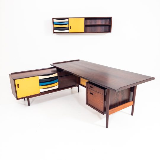 Arne Vodder – exklusivt direktörsskrivbord med sideboard & vägghängt skåp